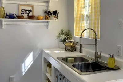 Image de Charming Country Cottage- Long Term Stays Welcome!