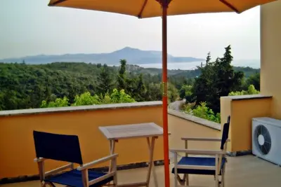 Image de maison petit village, piscine a partager et vue vers campagne-mer