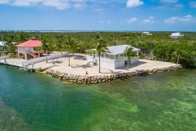 Image de Castaway To Sugarloaf Key Waterfront—Bring Your Boat—Corner Lot