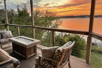 Image de Lakefront Luxury! Spacious corner condo, wrap around deck. 6 Bb waterpark passes
