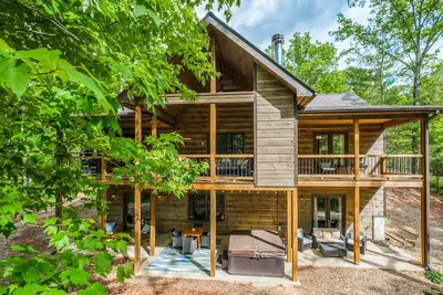 Image de Cabin Escape- 2 Fireplaces, S’mores, Waffle Bar, Spa, Ping Pong, Billiards, Ev