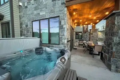Image de Bonus Bunk Room! Private Hot Tub and Walkable to Restaurants and Brewery!