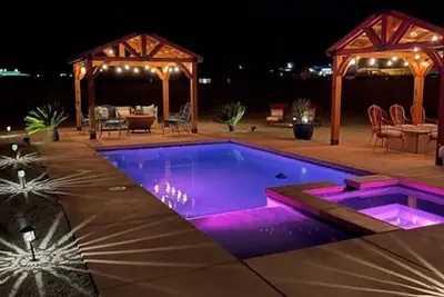 Image de ★Luxury New Salt Water Pool★Jacuzzi, Mt Views ★