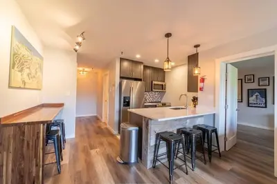 Image de Ski-In, Ski-Out Condo. Steps from the lift!