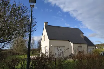 Image de Maison avec terrasse sud, à 2 km de la mer et d'un golf  (Côte des Isles). Wifi.