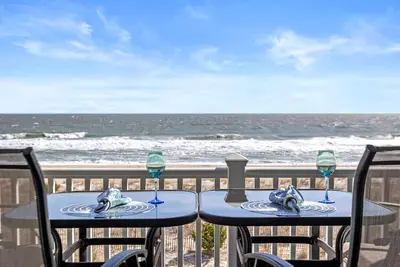 Image de Amazing Ocean Views From Your Newly Renovated Oceanfront Condo in Carolina Beach