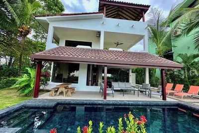 Image de New Ownership, Large 4 Bed /3 Bath with private pool in Gated Community