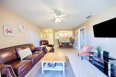 Image de Lake view spacious 2bdr Condo 7 min by the Beach