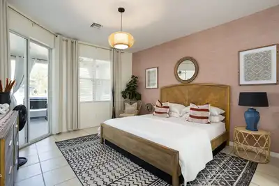 Image de Boho Chic Family Getaway with King Bed Suite Close To Beaches!