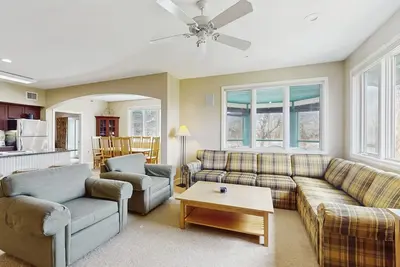 Image de Smugglers’ Notch mountain-view condo near skiing with pool & fireplace