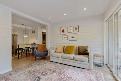 Image de Newly Renovated Condo with Fireplace, Fast WiFi, Balcony & Shared Pool/Hot Tub
