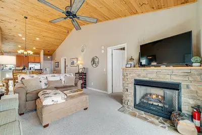 Image de Comfortable Condo with a Gas Fireplace, Mountain Views, Tennis, & Fast WiFi