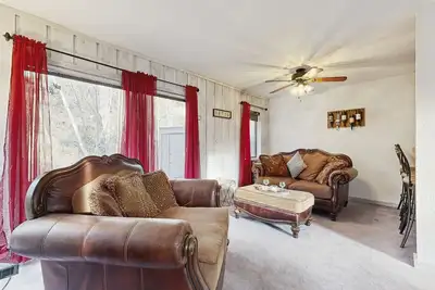 Image de Waterfront Home w/ Deck, Balcony, Fireplace & Private W/D - Walk Downtown