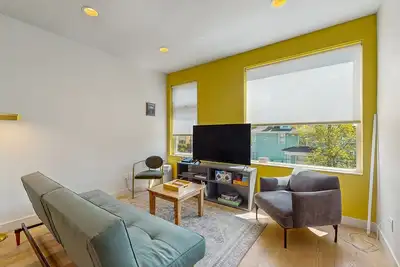 Image de Capitol Hill soundview townhouse with rooftop deck & W/D - city & mountain views