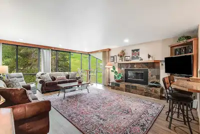 Image de Cozy Ski-in/Ski-out Condo Steps Away from American Eagle Chairlift