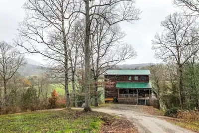 Image de Mountain View Home w\/ Private Hot Tub, Game Room, & Relaxing Creek on Property