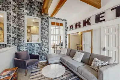 Image de Amazing Loft on Occidental Square with Private Roof Deck, City Views, WiFi & Ac