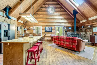 Image de Comfortable cabin home w\/wood fireplace, mountain views, National Forest access