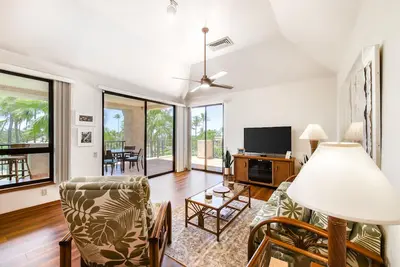 Image de Third floor condo with ocean views, pool and hot tub access, and golf nearby
