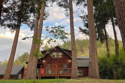 Image de Riverfront Log Cabin in Roseburg’s Wine Country