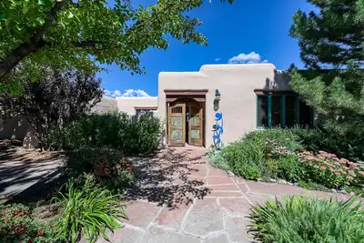Image de Dog-Friendly home with private hot tub, high-speed WiFi & wood-burning fireplace