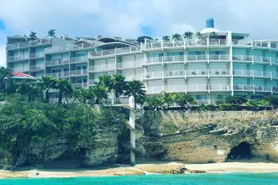 Image de Tranquil Oceanside property: Pools & Direct Beach Access