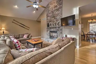 Image de < Half-Mi to Skiing: Lake Harmony Home w/ Hot Tub