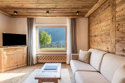 Image de Appartement 'Cesa Sassela Relax' avec vue sur les montagnes, sauna, piscine, jardin, balcon et Wi-Fi