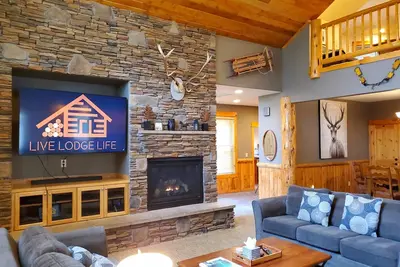 Image de Pnw Luxe Lodge- 4 Suites, Game Rm, Loft, 12xSHARC, Bikes, Hot Tub, Big Deck, Ada