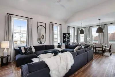 Image de Striking Radiant Home| Heated Pool