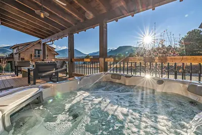 Image de Private end unit with Jacuzzi, Two Patios, and Indoor/Outdoor Fireplace