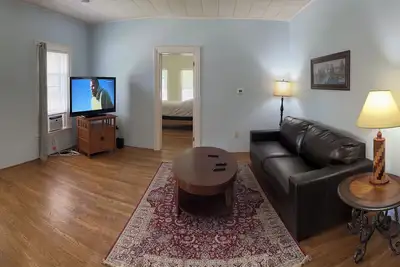 Image de 1st Class Rentals Munson Manor Viii at 1 Columbia Street a 1 Bedroom Apartment