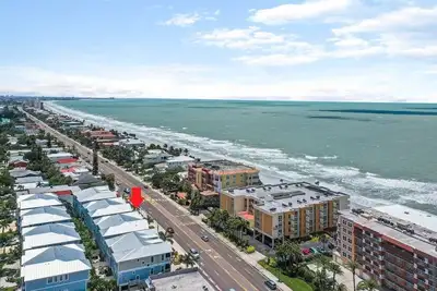 Image de The Tides Beach House | Across from the beach!