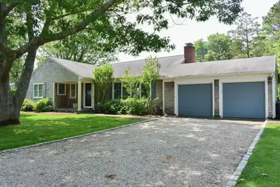 Image de Lovely three bedroom home located in desirable West Dennis neighborhood!