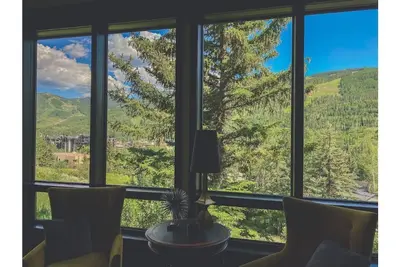 Image de Luxury Designer Home near Shuttle with Panoramic Views