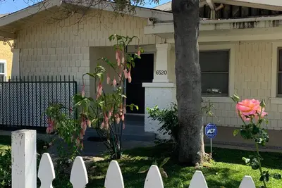 Image de Original craftsman home on quiet cul-de-sac in Hollywood. Family & pet-friendly!