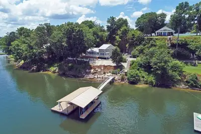 Image de “Paradise to Me” Smith Lake Home- Only 10 minutes from Rock the South-sleeps 10