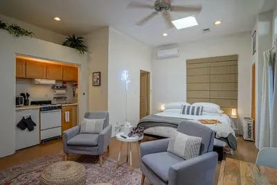 Image de Downtown Modern Studio, centrally located