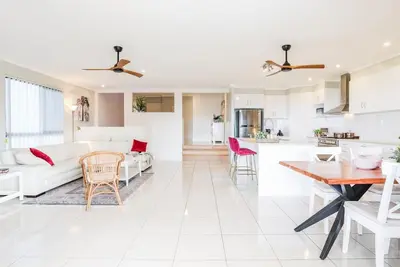 Image de Amore Holiday House -  Stunning family property capturing sea breezes & ocean views.