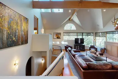 Image de Spacious, private residence w/large amounts of natural light, open living areas and access to all Grand Hyatt Amenities