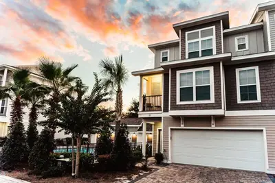 Luxe 5br Villa w/ Pool, Walk to Beach & Shops