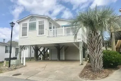 Image de Hugo's Hideaway - 3 bedroom. Walk to beach.