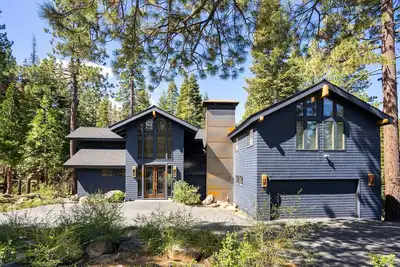 Image de Serene CreekSide Retreat in NorthStar / Mins to the Village /Discounted
