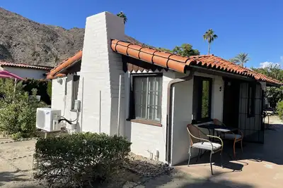 Villa F - a stand alone 1bed/1bath with kitchen steps from downtown Palm Springs