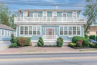 Image de Newly Renovated in 2025! 3bdrm/2bth condo. Dog friendly. Walk to town & beach!