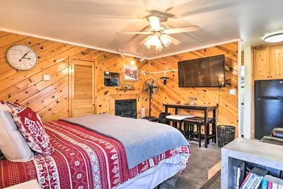 Image de Cozy Studio w/ Fireplace ~ 1 Mi to Ski Resort