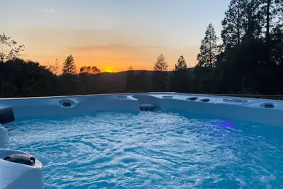 Image de Hot Tub, Fire Pit, Privacy, Game Room, and Amazing Mountain Sunset Views!