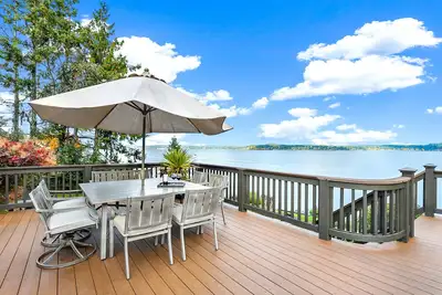 Image de Waterfront Luxury Home & Apartment, Hot Tub, 2 Fire Pits, Kayaks & Game Room!