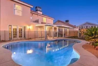 Image de 4br Dazzler w/ Heated Pool, Foosball & Strip View!