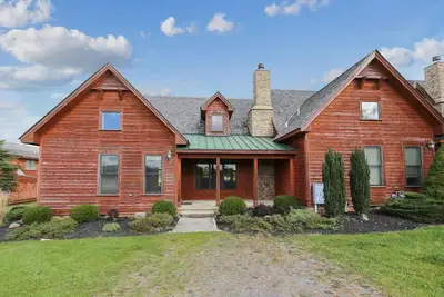 Image de Beautiful townhome close to skiing provides easy access year-round!
